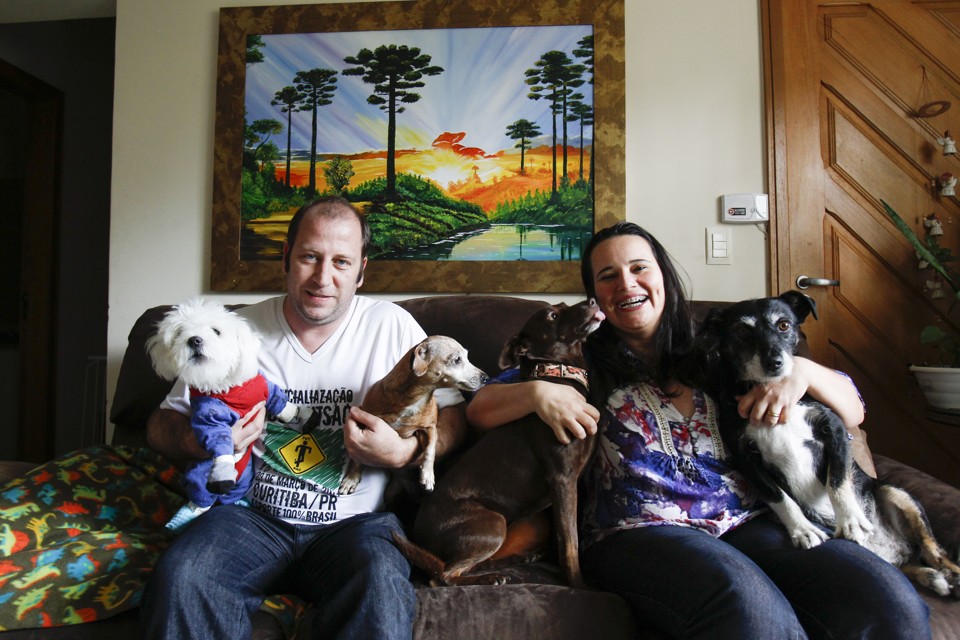 Iolanda Sartori Nascimento é a legítima “cachorreira”. Ela e o marido, Mário, têm sete cães, todos adotados. | Daniel Castellano/Gazeta do Povo