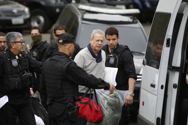 Policial indica o caminho a Dirceu. | Henry Milleo/Gazeta do Povo