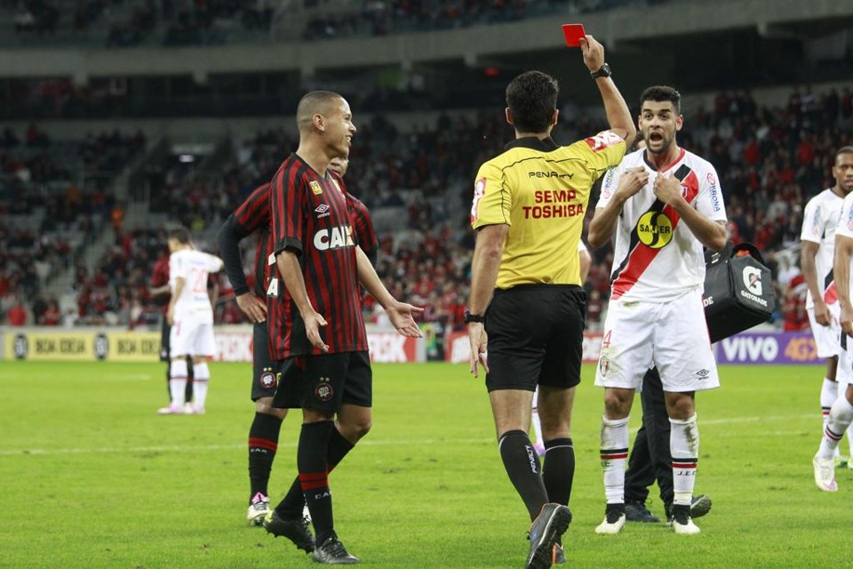 Marcos Guilherme e Alef, do JEC, sã expulsos no fim do jogo. | Daniel Castellano/Gazeta do Povo