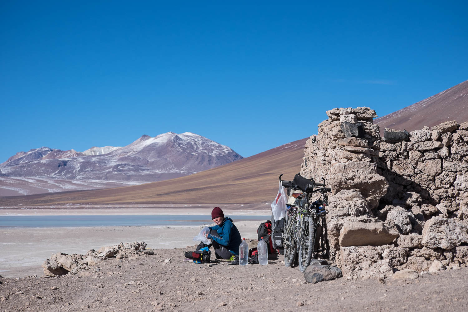 Johanna durante o primeiro café da manhã do casal durante a passagem pela Bolívia | Divulgação/thebigtrip.se