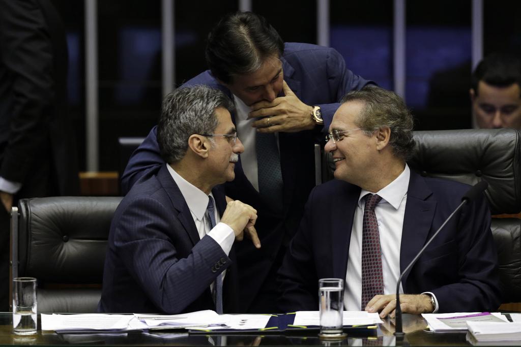 O líder do PMDB mencionou que o presidente do Senado, Renan Calheiros (PMDB-AL), o vice-presidente e presidente do PMDB, Michel Temer, e outras lideranças partidárias delegaram para os líderes das bancadas as indicações para compor a reforma . | UESLEI MARCELINO/REUTERS