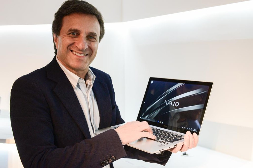 O presidente da Positivo Informática, Hélio Rotenberg, com um notebook da Vaio: paranaense conquistou a primeira parceria internacional da empresa japonesa | Divulgação/Positivo Informática