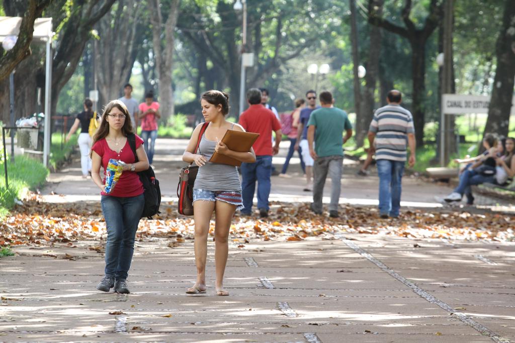 Percurso entre os blocos da UEL provoca insegurança. | Gilberto Abelha/Gilberto Abelha