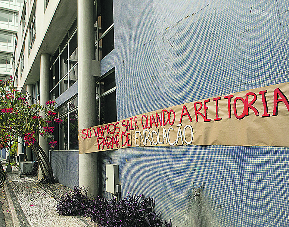 Reitoria segue ocupada e servidores técnicos-administrativos continuam parados. | Marcelo Andrade/Gazeta do Povo