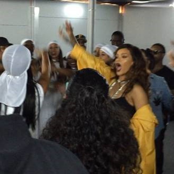 Antes do seu show, a musa Rihanna.se deixou filmar . |