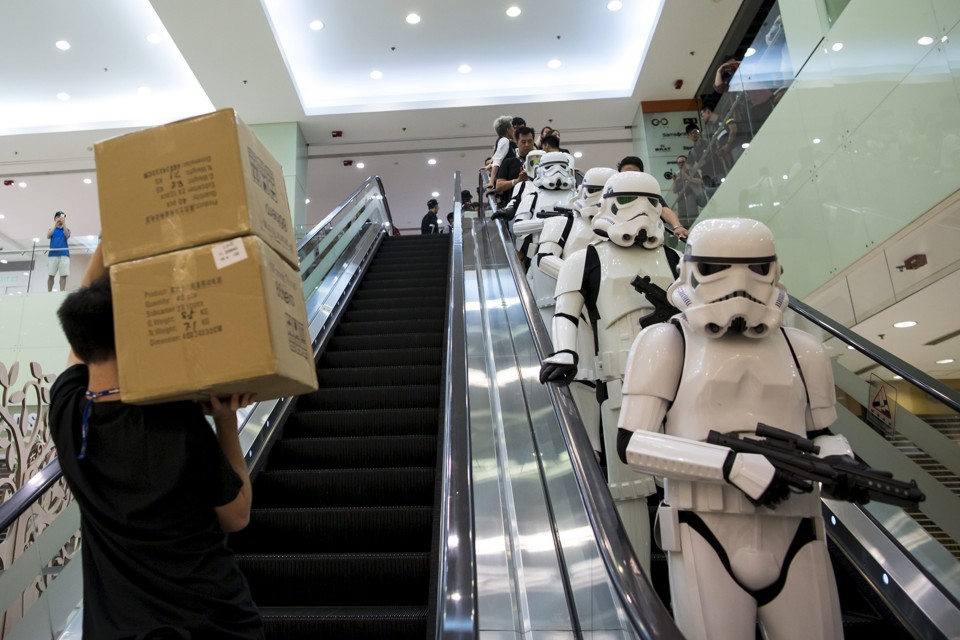Situações inusitadas marcaram a “Force Friday”. | TYRONE SIU/REUTERS