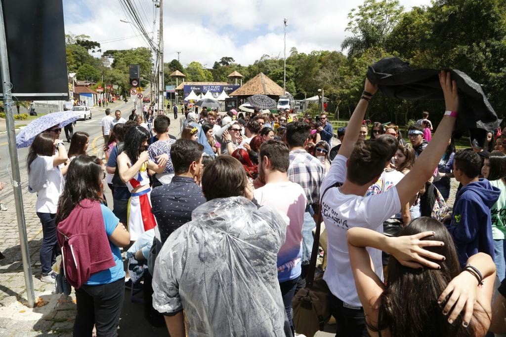 Fãs aguardam a abertura dos portões da Pedreira, prevista para às 17 horas. | Henry Milléo/Gazeta do Povo