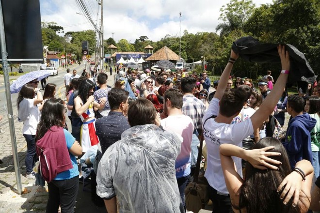 Movimento de fãs de Katy Perry já é grande no fim da manhã desta terça-feira (29), nos arredores da Pedreira Paulo Leminski. | Henry Milléo/Gazeta do Povo