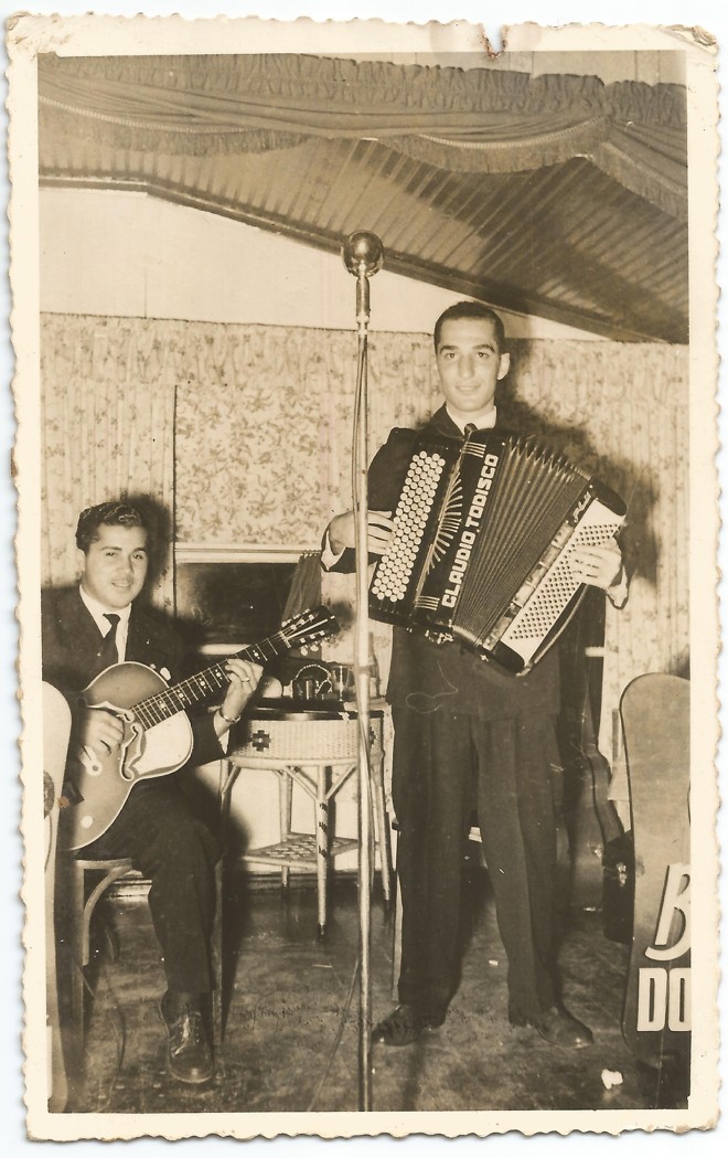 Guitarra e sanfona . Ao lado de Zé Pequeno, Moacyr desfilava com “bigodinho de salafrário.” | João Luis Rodrigues