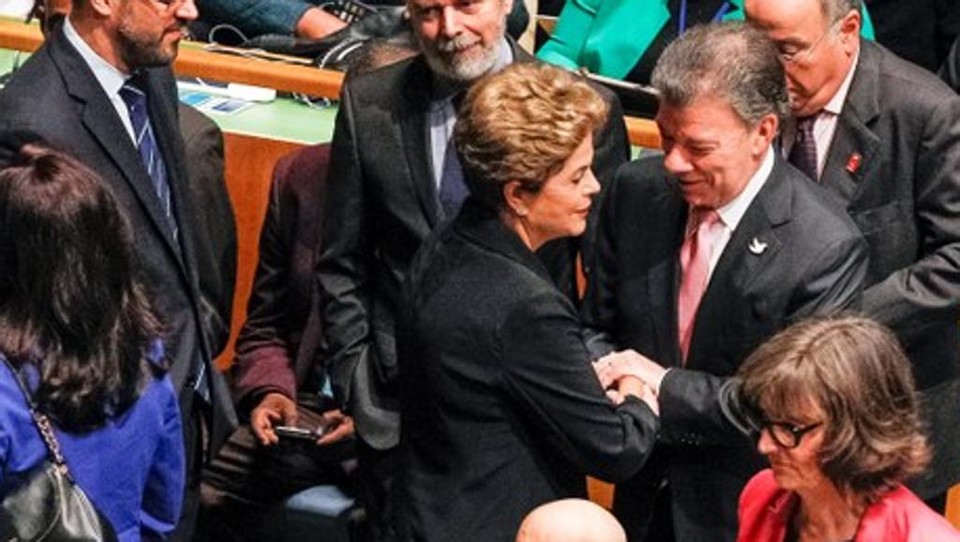 Dilma Rousseff cumprimenta o Presidente da Colômbia, Juan Manuel Santos, após discurso do Papa Francisco nas Nações Unidas. | PR/