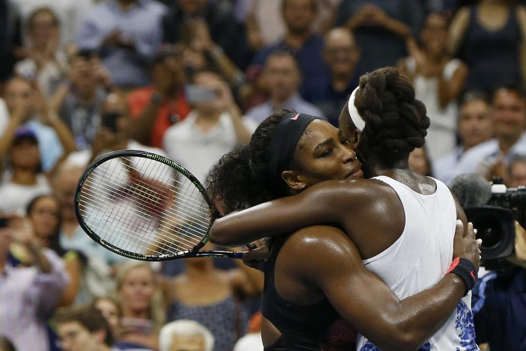 Serena Williams recebe o abraço da irmâ Venus após as quartas de final do US Open. | SHANNON STAPLETON/REUTERS