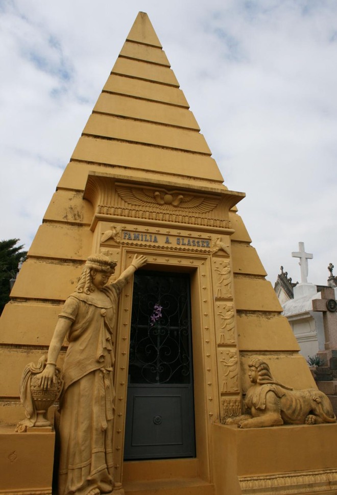 Grandioso e enigmático, túmulo no Cemitério Municipal S. Francisco de Paula desperta a curiosidade sobre seus significados | Clarissa Grassi/Arquivo pessoal