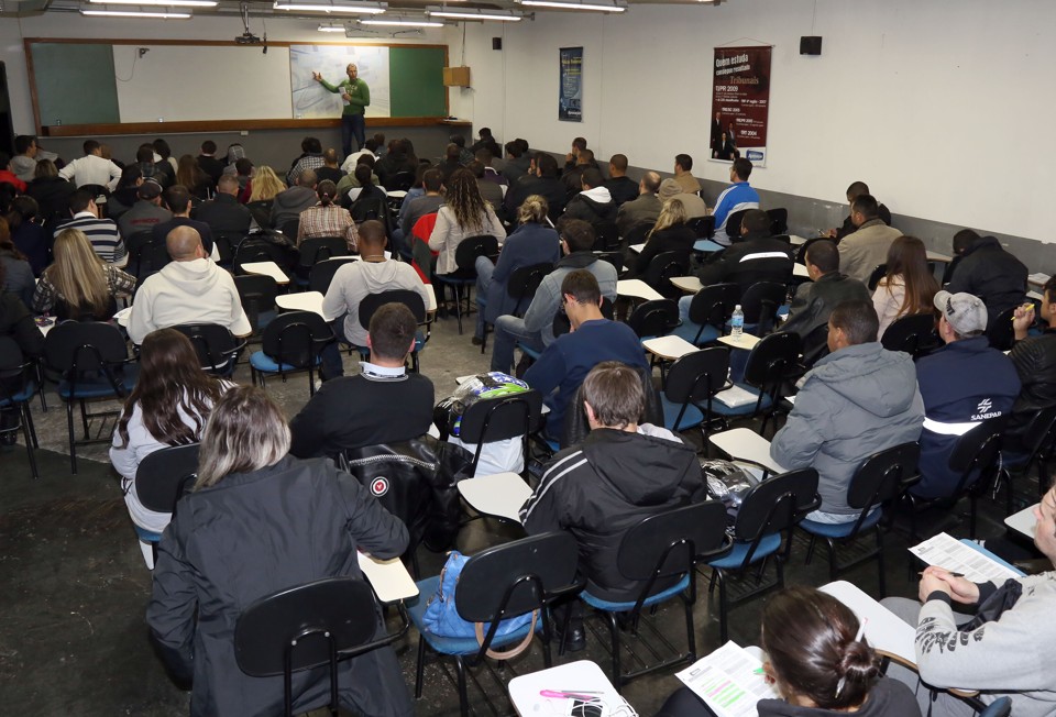 Suspensão de editais deixa candidatos inseguros, mas não esvazia salas de cursinhos. | Pedro Serapio/Gazeta do Povo