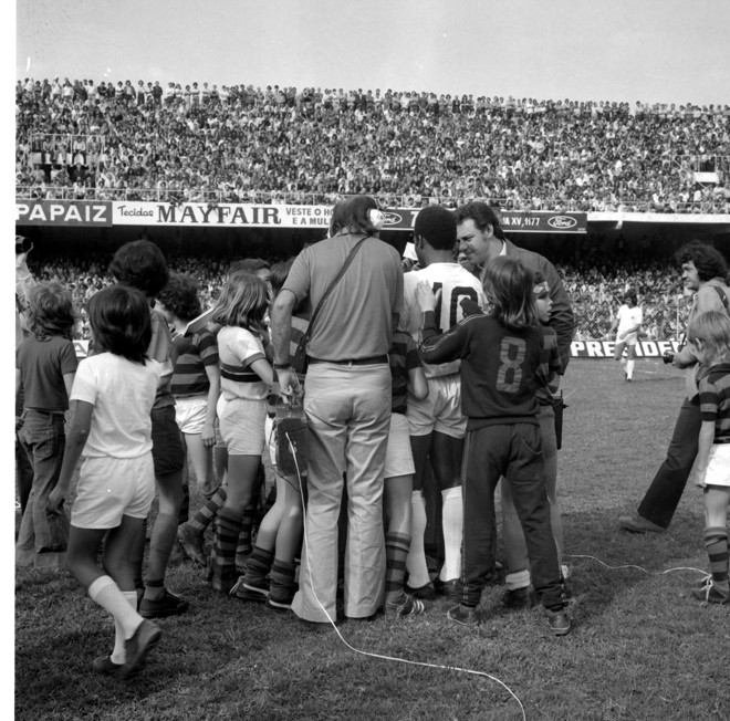 Pelé foi a atração da tarde de 11/11/73, quando o Atlético perdeu para o Santos no então Belfort Duarte. Gol do Rei. | 