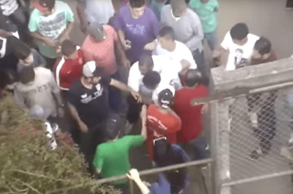 Pessoas em volta do suspeito: agressão aconteceu após uma tentativa de furto de veículo | /Reprodução