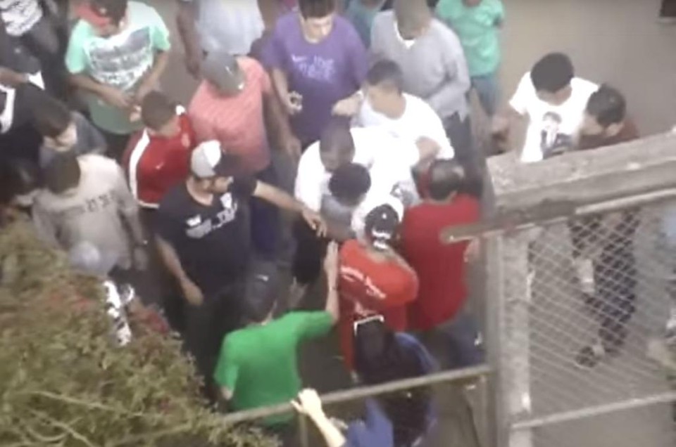 Pessoas em volta do suspeito: agressão aconteceu após uma tentativa de furto de veículo | /Reprodução