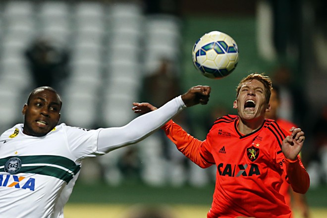 Zagueiro Luccas Claro, do Coritiba, espanta o perigo no ataque do Sport Recife. | Albari Rosa/Gazeta do Povo