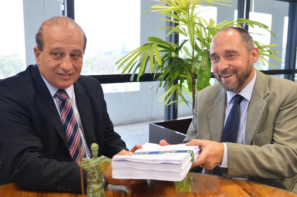 Augusto Nardes (esq.), do TCU, recebe a defesa final do governo entregue por Luís Adams, da AGU, sobre as pedaladas fiscais. | Valter Campanato /Agência Brasil