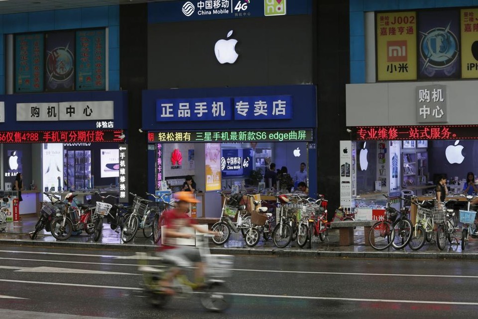 Lojas não oficiais se concentram na cidade de Shenzen, no Sul da China | Reuters