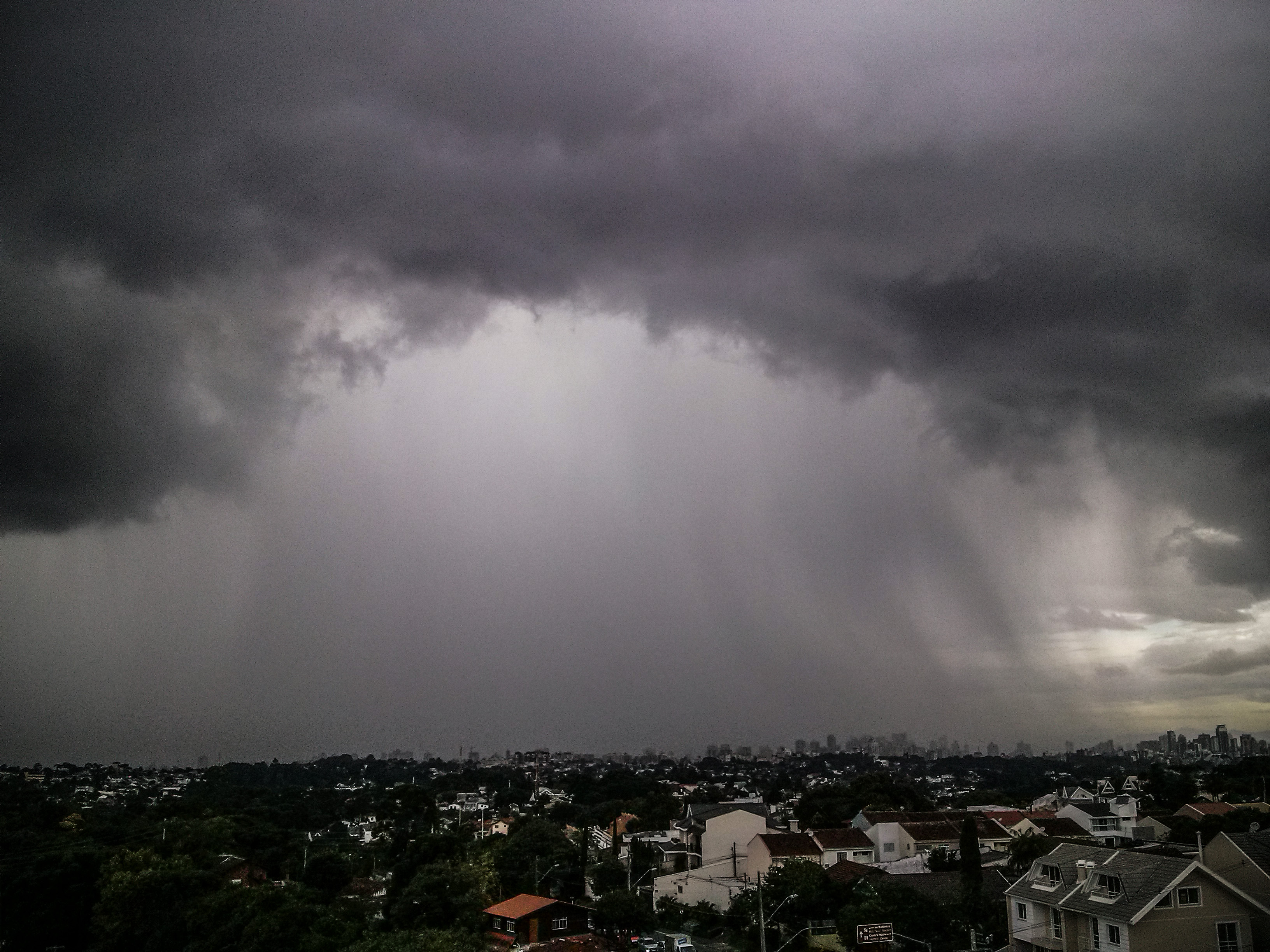 Há risco de granizo no Oeste e no Noroeste do estado. | Daniel Castellano/Gazeta do Povo