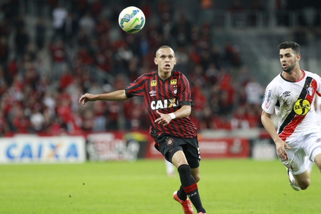 Marcos Guilherme pouco antes de ser expulso do jogo | Daniel Castellano/Gazeta do Povo