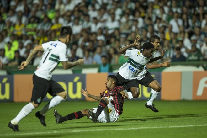 Negueba tenta puxar contra-ataque para o Coritiba. | Marcelo Andrade/Gazeta do Povo