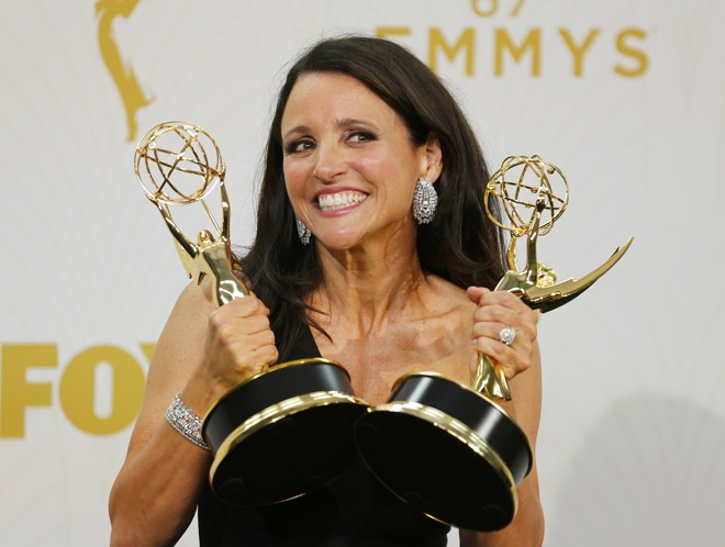 Julia Louis-Dreyfus e suas estatuetas do Emmy. | MIKE BLAKE/REUTERS