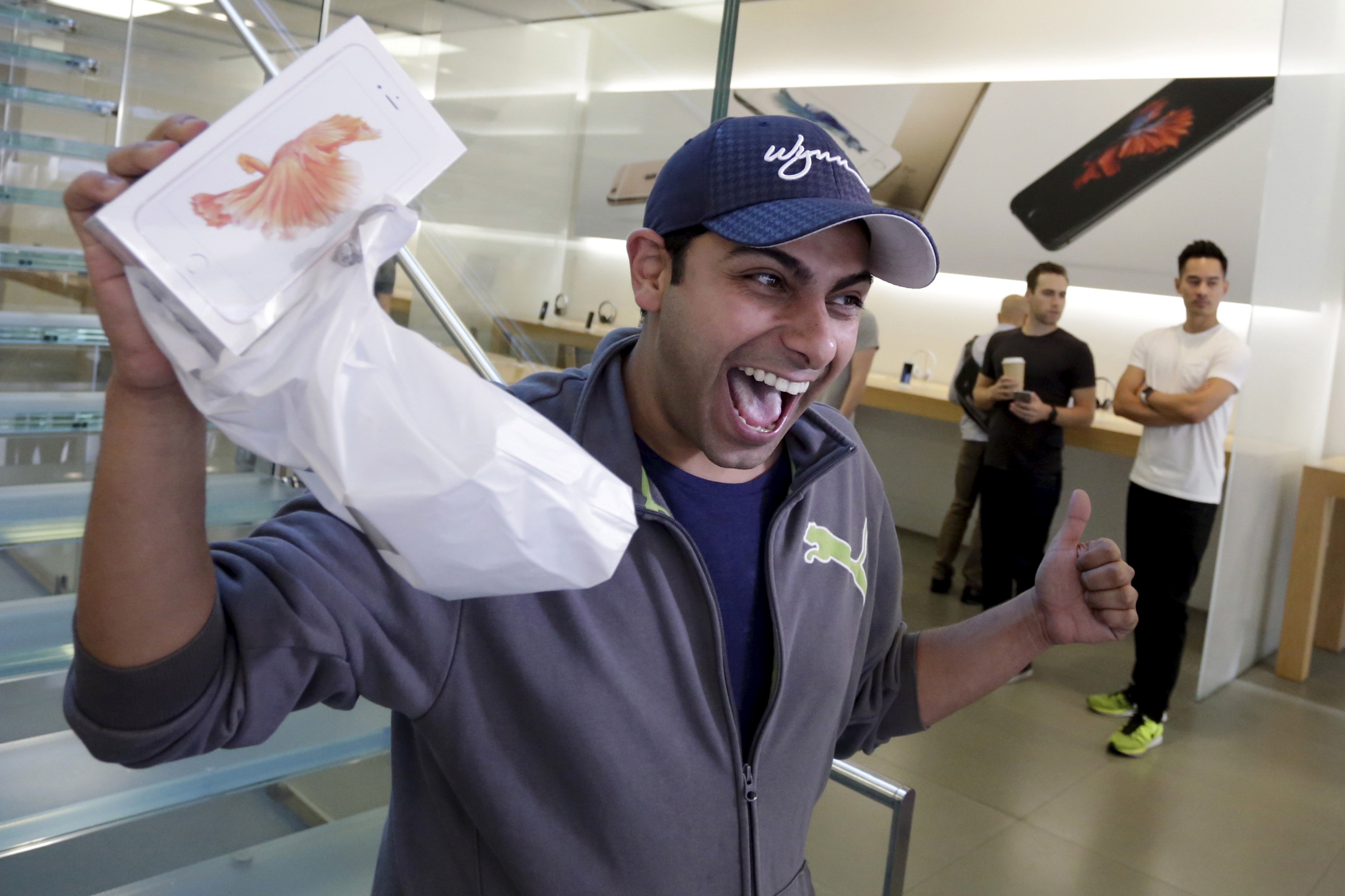 Usuário comemora compra do telefone no primeiro dia de vendas. | JONATHAN ALCORN/REUTERS