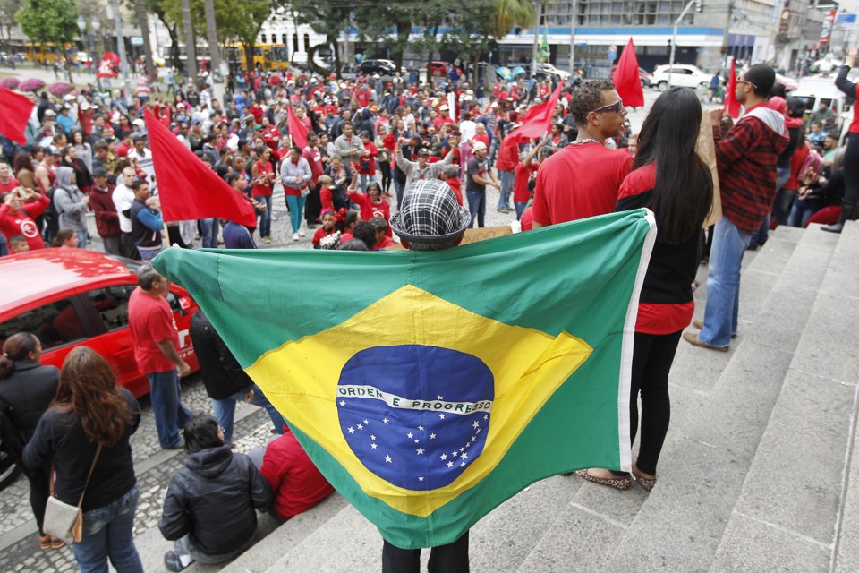 Manifestação pró-PT no Centro de Curitiba: menos dinheiro do fundo partidário. | Jonathan Campos/Gazeta do Povo