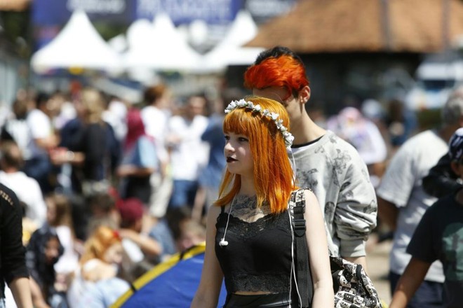 Movimento de fãs de Katy Perry já é grande no fim da manhã desta terça-feira (29), nos arredores da Pedreira Paulo Leminski. | Henry Milléo/Gazeta do Povo