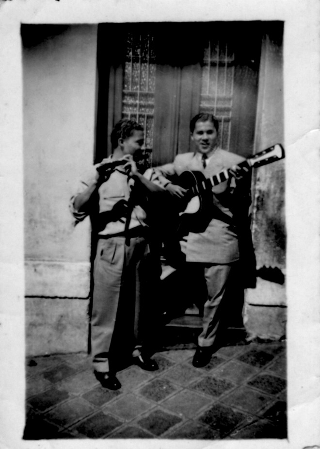 Década de 1950: Moacyr de Azevedo ao lado do irmão. A foto foi tirada em frente à pensão em que moravam, na Rua do Rosário, em Curitiba. | Arquivo da família