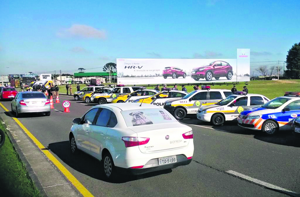 Carros são fiscalizados. | Aniele Nascimento/Gazeta do Povo