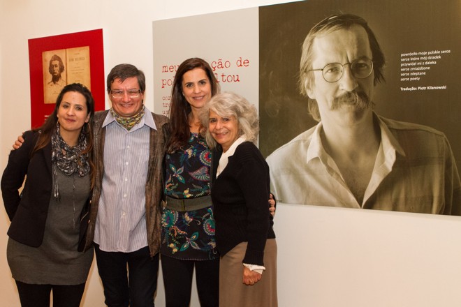 As irmãs Estrela e Áurea Leminski e a viúva do poeta, Alice Ruiz, com o professor e tradutor Piotr Kilanowski, do curso de Letras-Polonês da UFPR, no lançamento da edição brasileira do livro bilíngue de poemas de Paulo Leminski, Meu coração de polaco voltou, na Casa da Cultura Polônia Brasil, em Curitiba. | Roberto Dziura Jr.