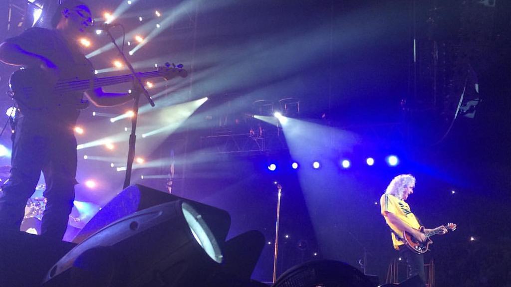 Brian May(à direita) no show do Queen em São Paulo | Facebook/