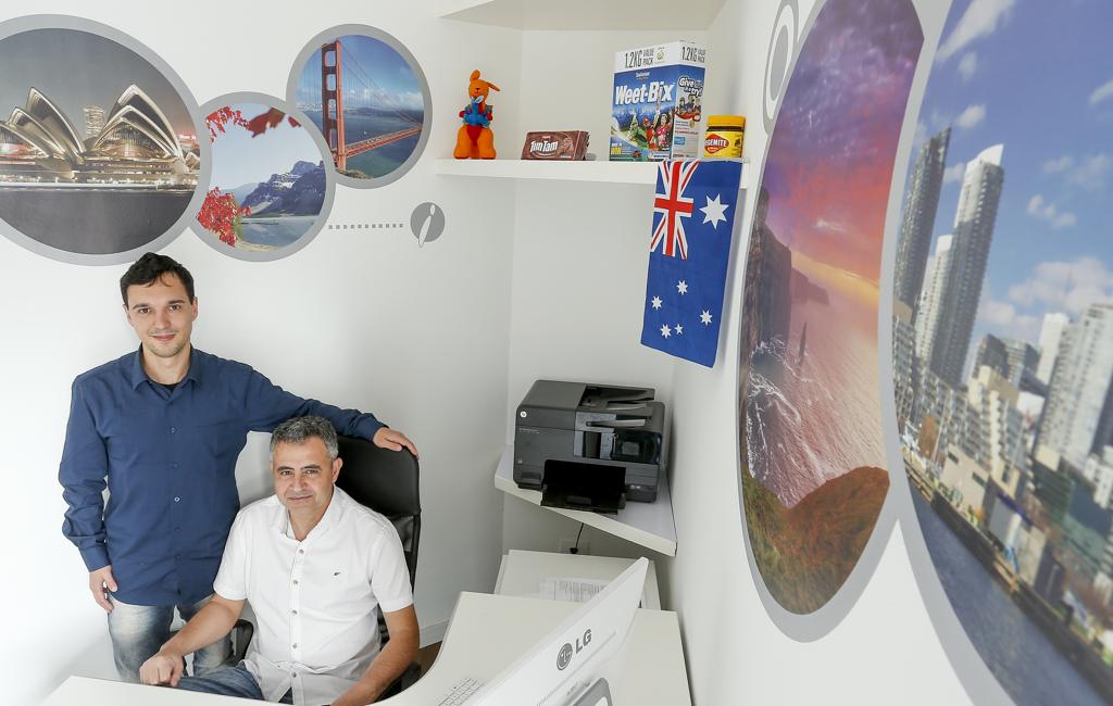 Os sócios Júlio Malhadas Neto e Valtemir Soares Jr. conseguiram abrir franquia australiana no Paraná. | Hugo Harada/Gazeta do Povo