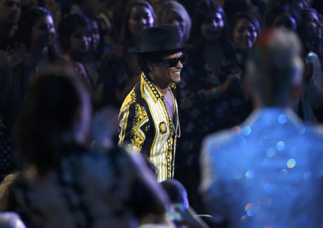 Bruno Mars sobe ao palco para receber o prêmio de melhor vídeo masculino para “Uptown Funk”. | MARIO ANZUONI/REUTERS