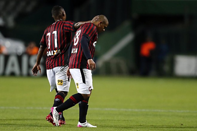 No lance perdido, Walter sentiu a coxa direita e foi substituído ainda no primeiro tempo. | Albari Rosa/Gazeta do Povo