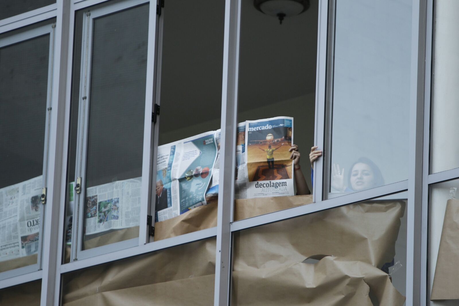 Estudantes cobrem as janelas da Reitoria com papel e jornais | Jonathan Campos/Gazeta do Povo