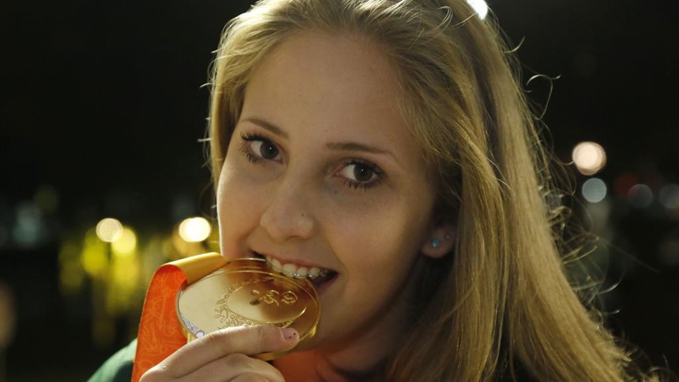 Danielle Rauen, 17 anos, e a medalha de ouro no Parapan. | Pedro Serapio/Gazeta do Povo