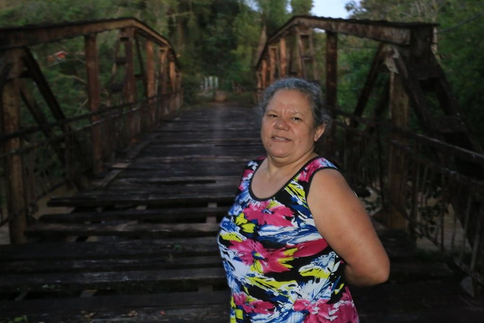 Zenaide Cordeiro Machado diante da ponte centenária entre Rio Branco do Sul e Cerro Azul: “Passei minha vida inteira aqui. Sonho vê-la restaurada.” | Ivonaldo Alexandre/Gazeta do Povo