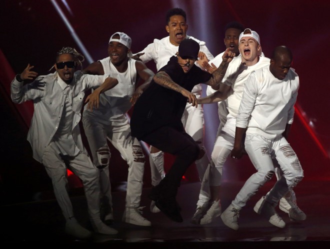 Justin Bieber realiza medley de canções duranrte o VMA 2015. | MARIO ANZUONI/REUTERS