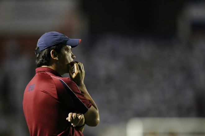 Técnico Fernando Diniz na partida entre Paraná e Atlético-GO. | Antônio More / Gazeta do Povo