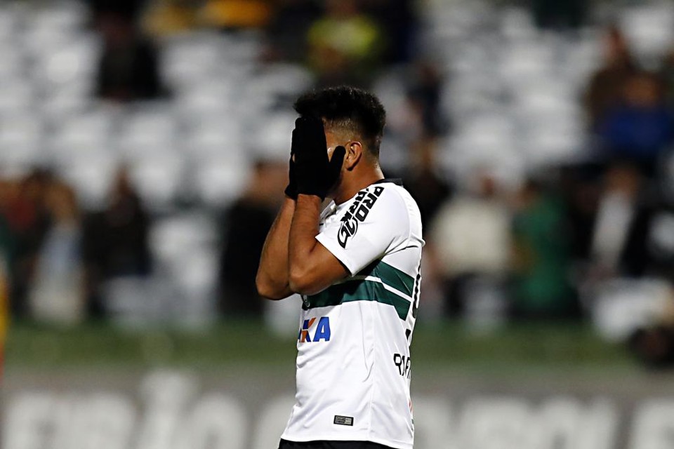 Rafhael Lucas com as duas mãos no rosto após empate por 0 a 0 do Coxa em casa. | Albari Rosa/Gazeta do Povo
