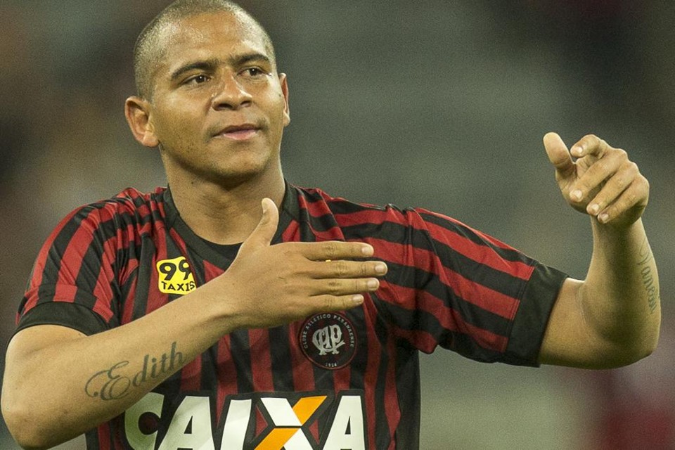 O atacante Walter é só elogios ao técnico Milton Mendes e ao presidente do clube, Mario Celso Petraglia. | Marcelo Andrade/Gazeta do Povo