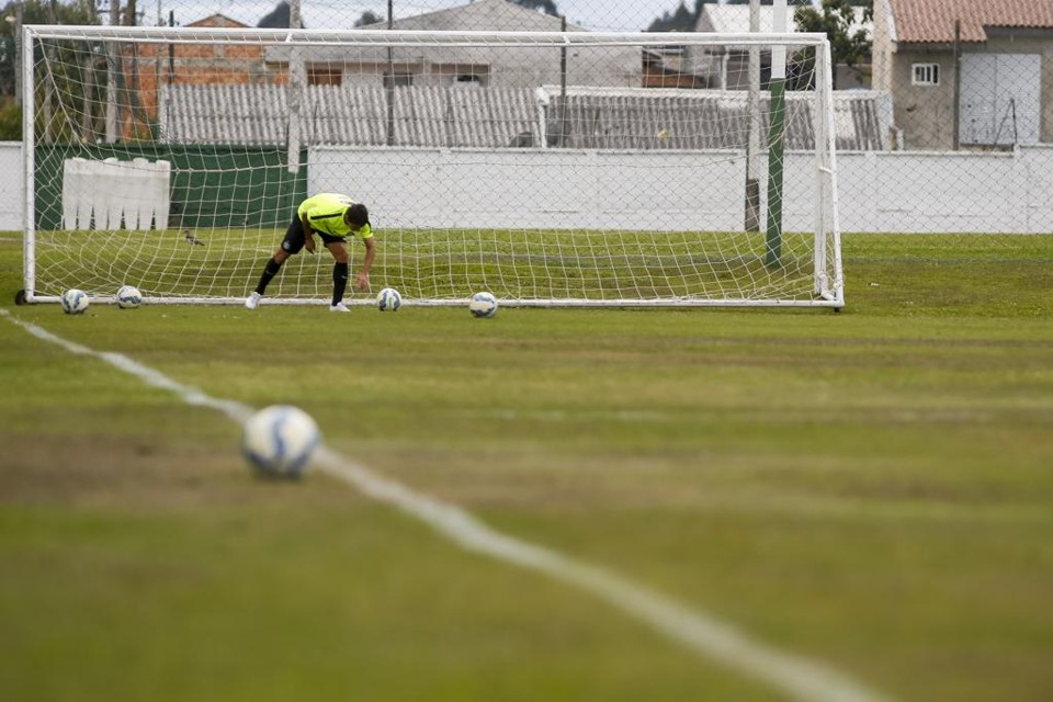 O meia Lúcio Flávio é um dos jogadores do Coritiba pendurados para o duelo com o Flamengo: meta é evitar cartões para jogar o Atletiba. | Henry Milleo/Gazeta do Povo