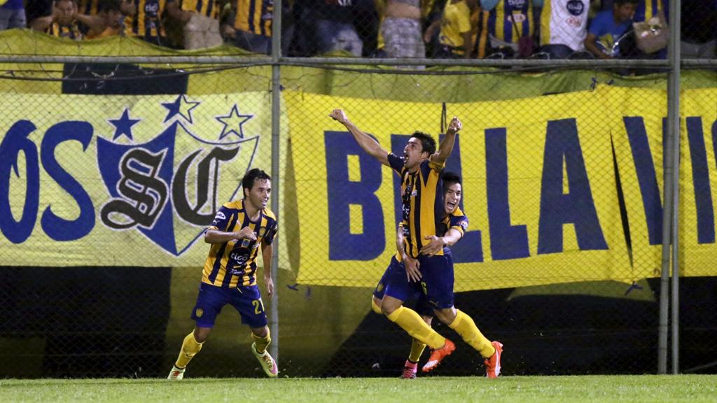 Luis Mino comemora gol da vitória do Luqueño | Reuters