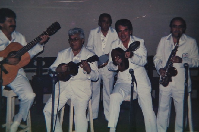 Da esquerda para a direita: Gerson Chiuratto (violão 7 cordas), Moacyr de Azevedo (cavaquinho), Edmundo do Pandeiro, Walter Scheibel (bandolim) e Glay Bastos Pequeno (saxofone). | João Luis Rodrigues