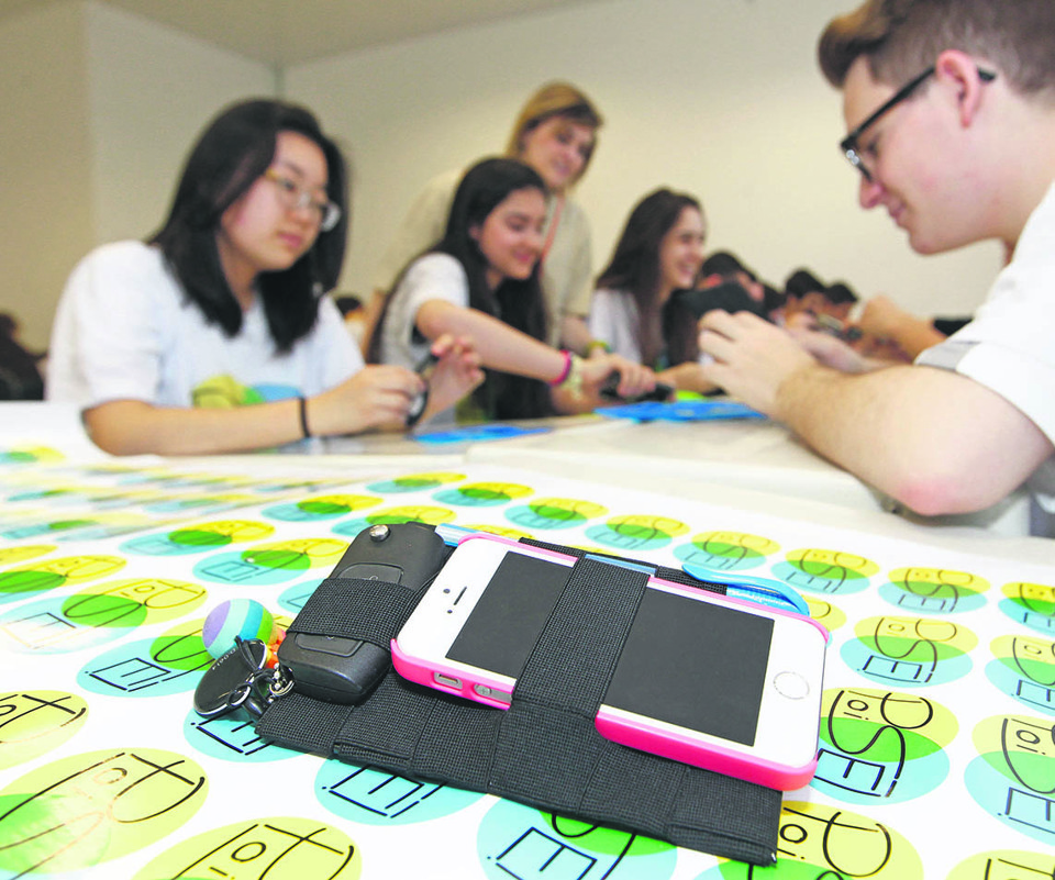 Formada por alunos do Colégio Positivo, linha de produção da Pois é jjá vendeu 1.205 peças | Antônio More/Gazeta do Povo