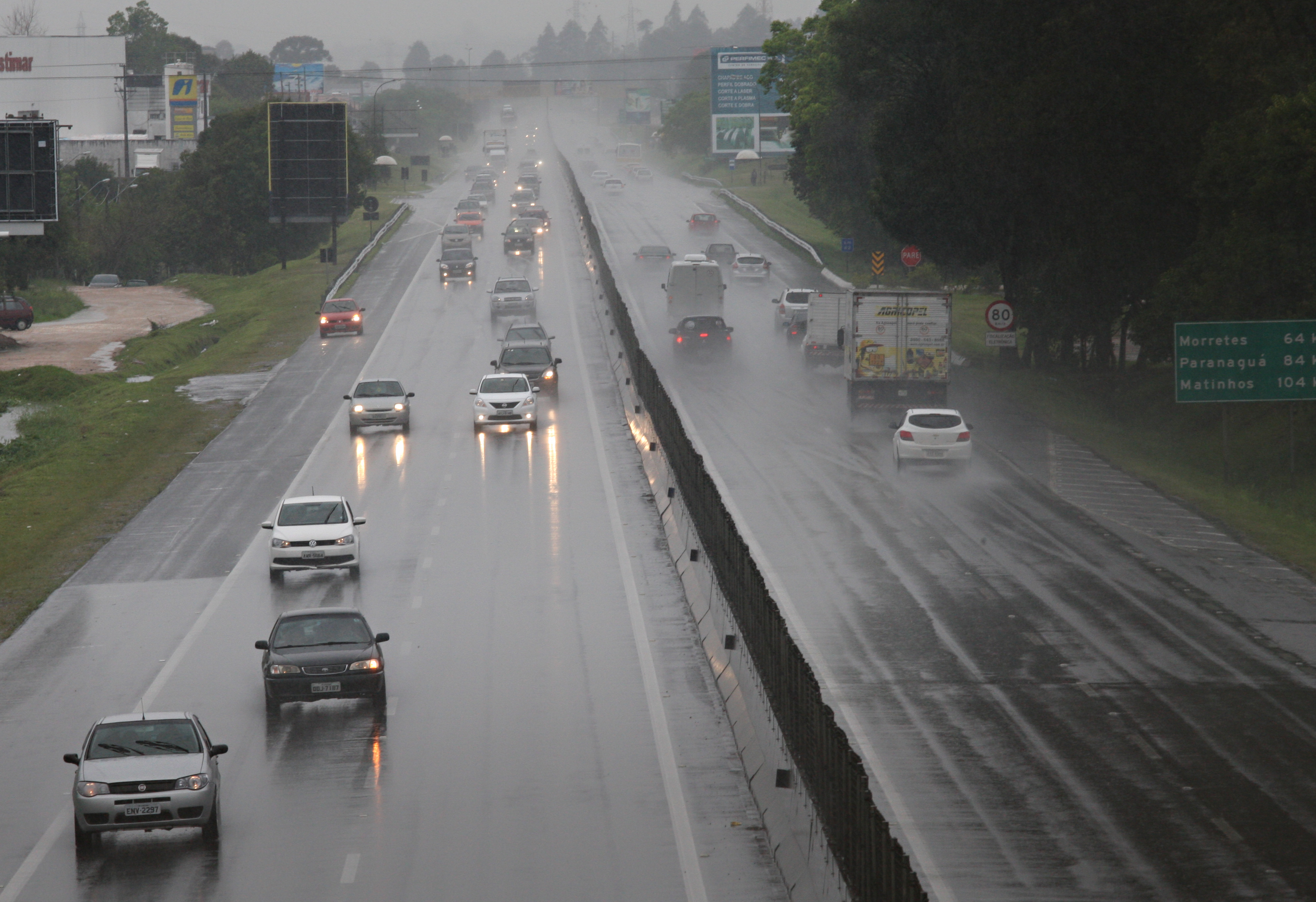 Vista da BR-277 , trecho entre a capital e o Litoral, na terça-feira (8). Volta para casa dos curitibanos foi debaixo de chuva. | Aniele Nascimento/Gazeta do Povo