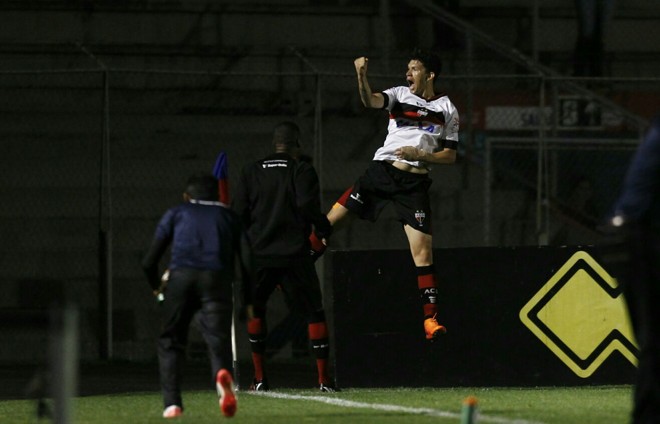 Atacante Júnior Viçosa comemora o segundo gol do Atlético-GO contra o Paraná. | Antônio More / Gazeta do Povo